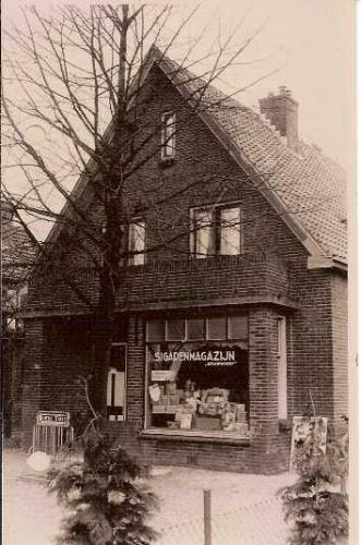 Kraatsweg: Het sigarenwinkeltje van Stomphorst aan de Kraatsweg 96.